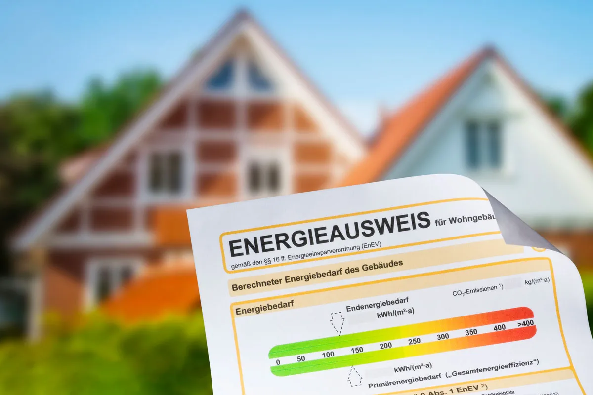 Energieausweis vor einem Einfamilienhaus – Erstellung von Verbrauchs- und Bedarfsausweisen in Stuttgart durch GA Ingenieurbüro und Energieberatung Inhaber Amjad Gerstner Ayoubi