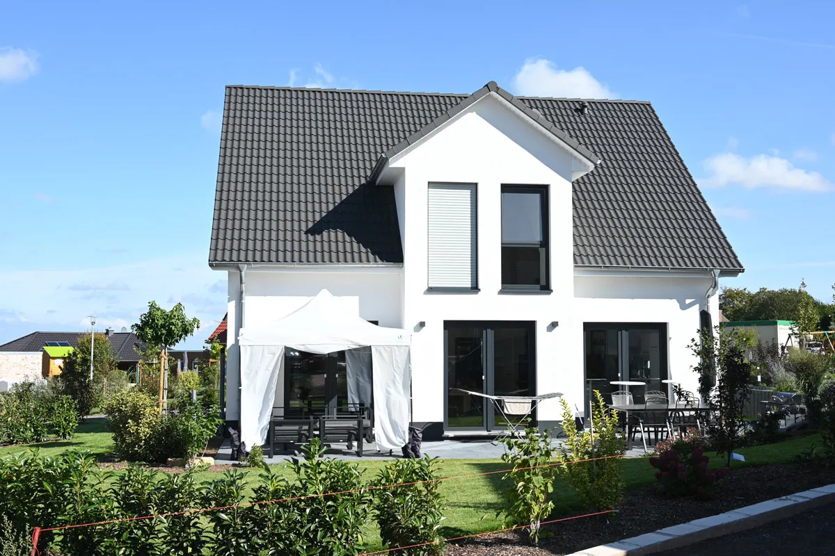 Energieberatung im Neubau in Stuttgart – GA Ingenieurbüro und Energieberatung Modernes Einfamilienhaus mit Garten – Energieberatung für Neubauten in Stuttgart durch GA Ingenieurbüro und Energieberatung Inhaber Amjad Gerstner Ayoubi