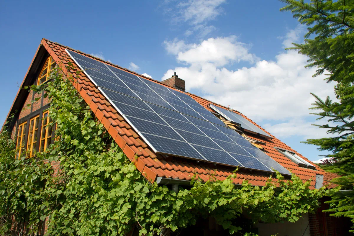 Photovoltaikanlage auf Wohngebäude in Stuttgart – Planung, Ertragsberechnung und Wirtschaftlichkeitsanalyse durch GA Ingenieurbüro und Energieberatung Amjad Gerstner Ayoubi.